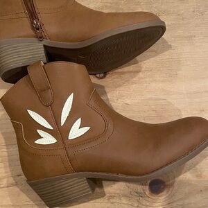 NWOT BC Footwear Womens Vegan Ankle Boots Lead Motif low heel boho western 7